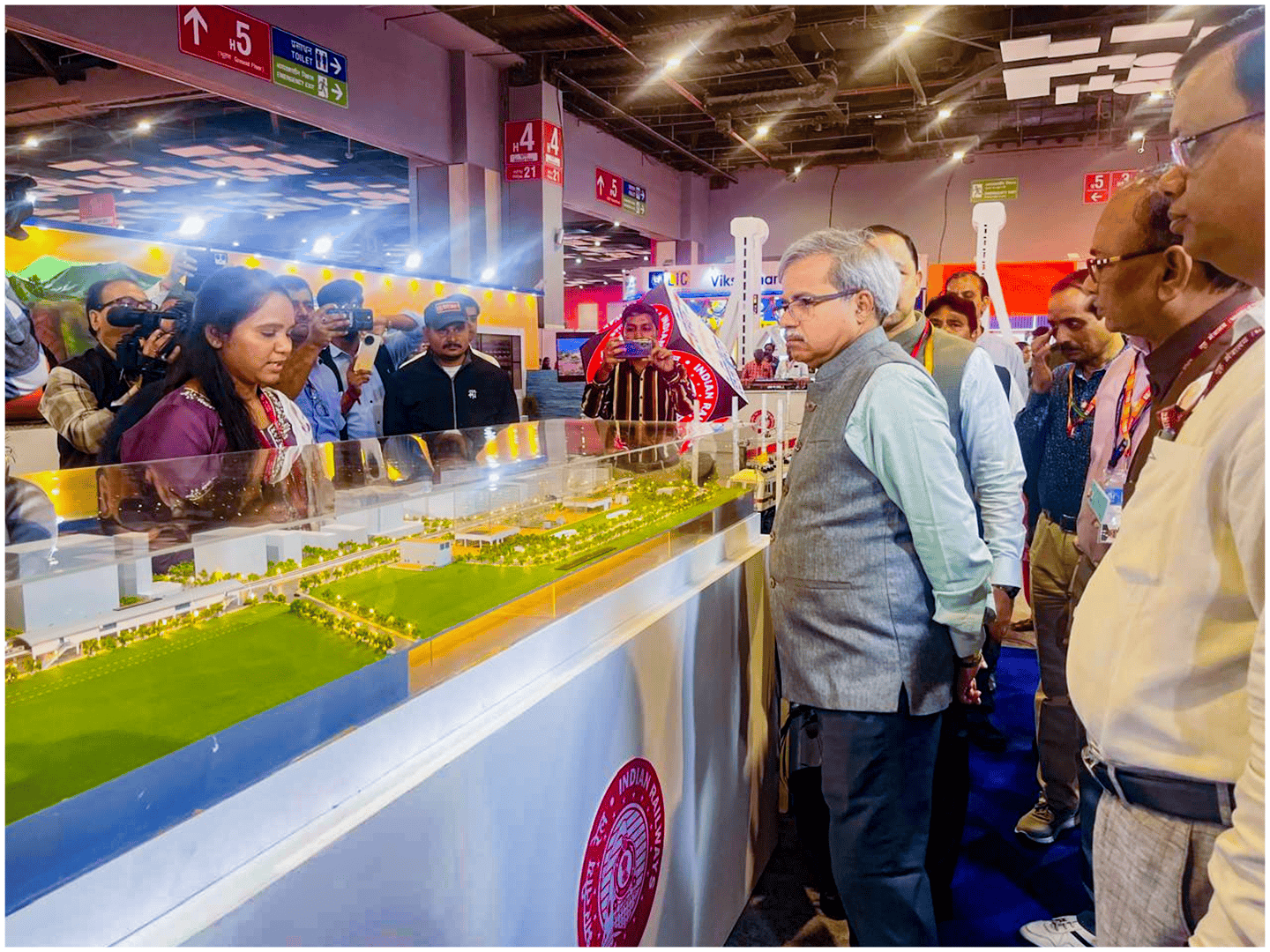 CEO-CRB यांनी 1 नोव्हेंबर 2024 रोजी IITF 2024 मध्ये रेल्वे स्टॉलला भेट दिली